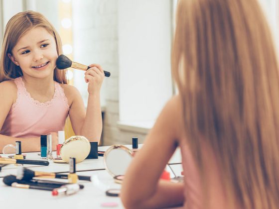 Criança pode usar maquiagem? Veja o que os especialistas dizem