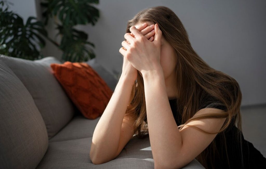 Ansiedade sobe sete posições e vira a 3ª causa que mais afasta pessoas do trabalho no Brasil