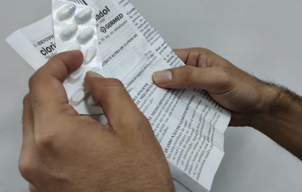 Parlamentares atuam para preservar o direito às bulas impressas em medicamentos