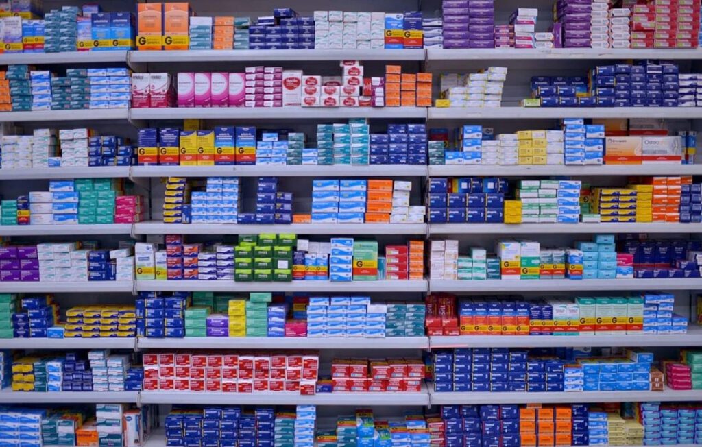 Farmácias em supermercados: entenda a ‘briga’ entre os setores e detalhes sobre o projeto de lei