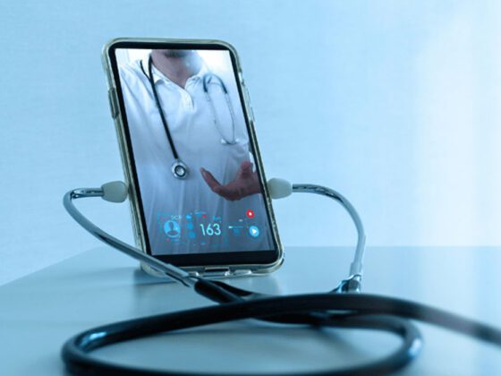 Justiça proíbe farmácia de ofertar serviços médicos por telemedicina