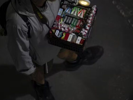 Onda da tadalafila: venda ilegal no Rio chega a praias, à oitava rua mais cool do mundo, a estádio e a casas de suingue