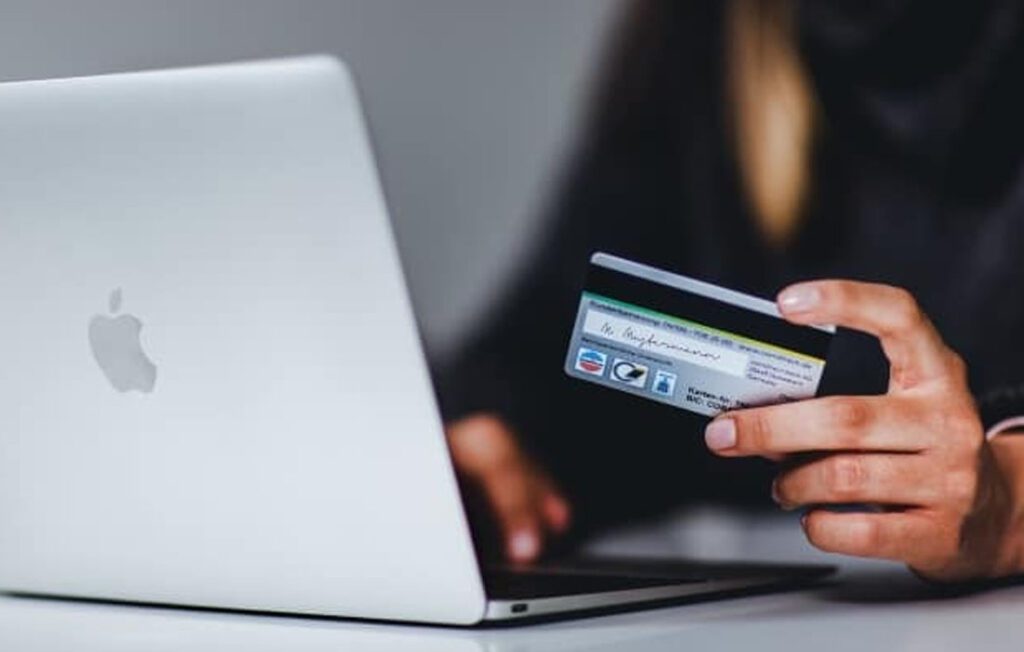 E-commerce brasileiro cresce em 2025 e reforça pressão logística