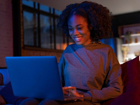 A Nova Jornada de Compra Híbrida: 81% dos Brasileiros Usam IA, mas Recorrem ao Google para Validar a Compra