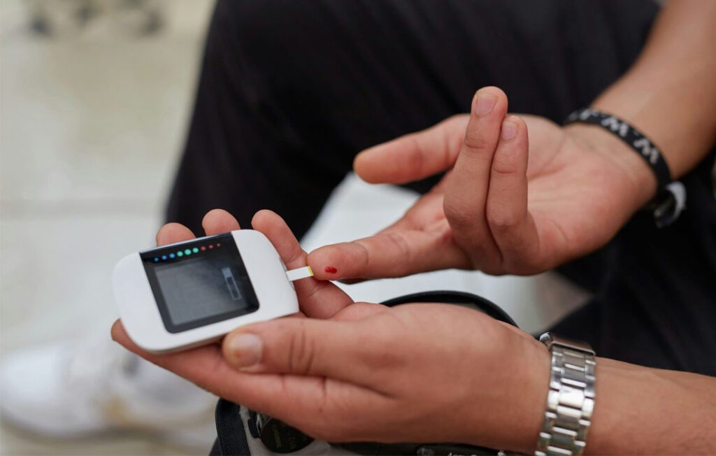 Revolução no diabetes: novo implante inteligente monitora e aplica insulina sem erro