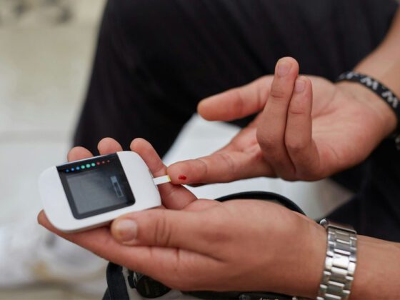 Revolução no diabetes: novo implante inteligente monitora e aplica insulina sem erro